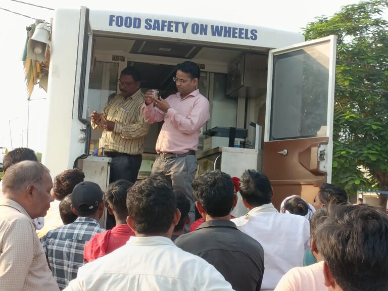 खोया भट्ठियों पर खाद्य सुरक्षा विभाग की कार्रवाई, 160 किलोग्राम खोया नष्ट