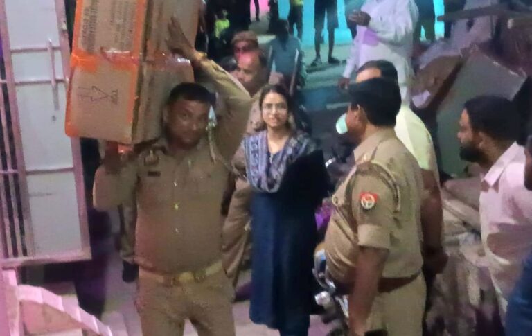 घनी बस्ती में अवैध पटाखा गोदाम पर प्रशासन की बड़ी कार्रवाई, भारी मात्रा में विस्फोटक बरामद