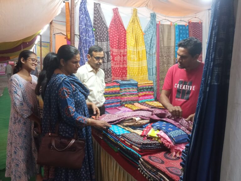 मण्डलीय खादी ग्रामोद्योग प्रदर्शनी में कवि सम्मेलन की रही धूम