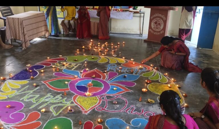 मोंठ– शनिवार को सरस्वती विद्या मंदिर इंटर कॉलेज मोंठ में वंदना सभा के दौरान भव्य और दिव्य दीपोत्सव कार्यक्रम मनाया गया ।