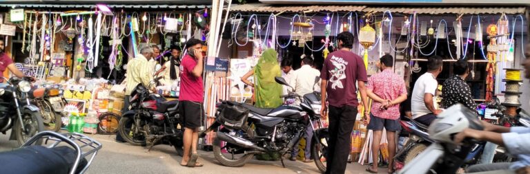 छोटी दीवाली पर उमड़ी भीड़