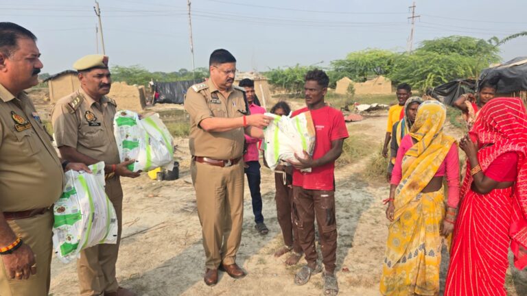 सीओ मोंठ और कोतवाल ने आदिवासी बस्ती में मनाई दीपावली, बांटे उपहार