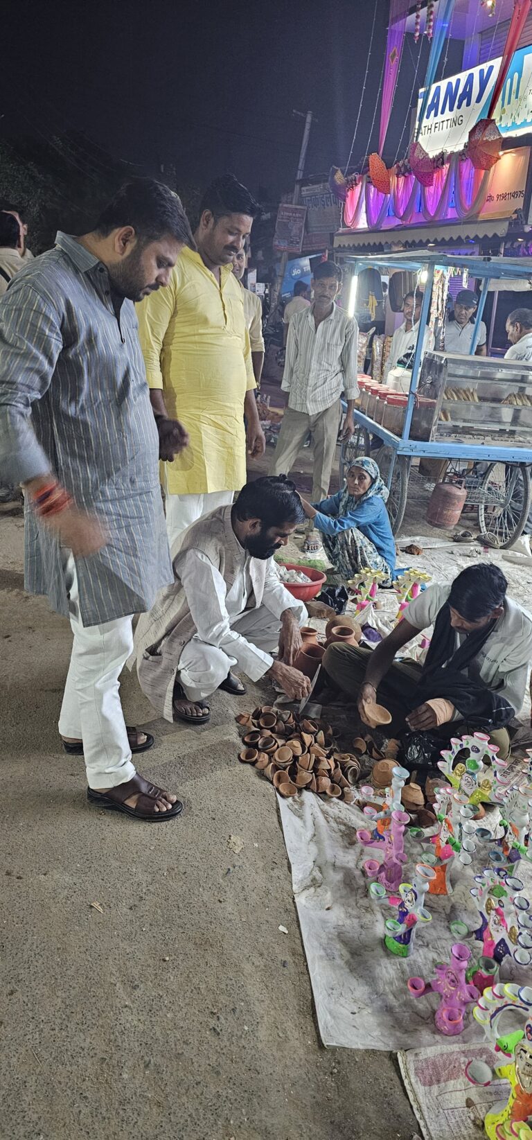 मोंठ:गरौठा विधायक जवाहर लाल राजपूत ने सोमवार को मोंठ बाजार में भ्रमण कर व्यापारियों और आमजन से मुलाकात की। उन्होंने सभी को दीपावली की हार्दिक शुभकामनाएं दीं और सुख-समृद्धि की कामना की।