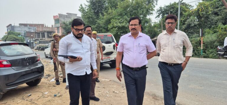 शहीद पार्क निर्माण में लापरवाही पर डीएम सख्त, ठेकेदार पर कार्रवाई के निर्देश