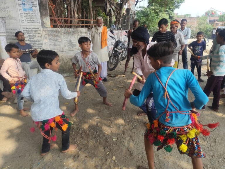 लोक संस्कृति व कला से परिपूर्ण दिवारी नृत्य देखने जुटे लोग