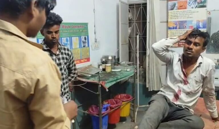 लाठी डंडों से हमला कर किया घायल