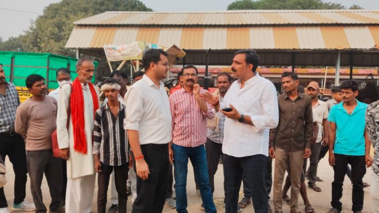 समथर — उपजिलाधिकारी मोठ अवनीश तिवारी ने गल्ला मंडी समथर में निरीक्षण के दौरान किसानों की समस्याओं को सुना ।