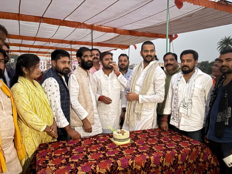 मोंठ में भाजपा युवा मोर्चा के जिला उपाध्यक्ष कपिल मुदगिल का जन्मदिन धूमधाम से मनाया गया