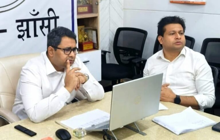 जिलाधिकारी ने ज़ूम ऐप के माध्यम से की समीक्षा बैठक