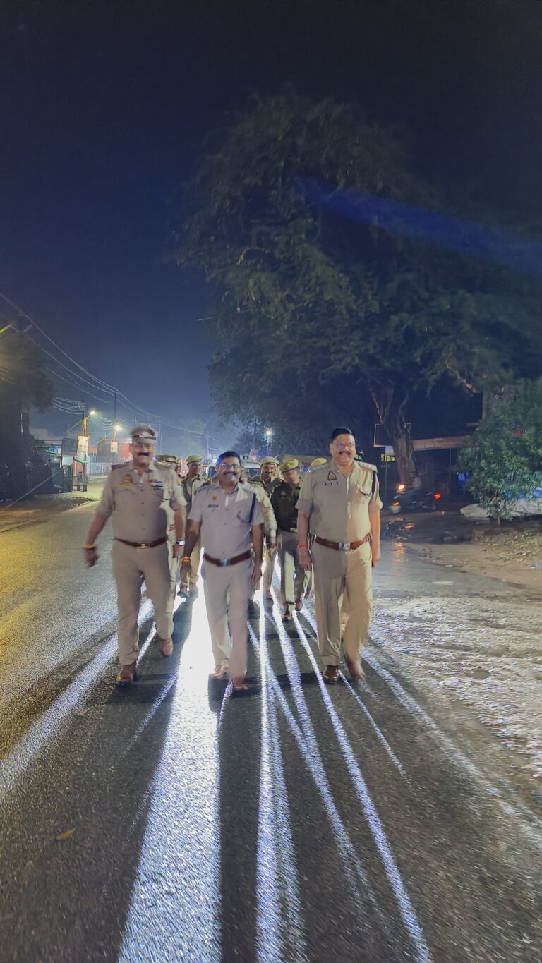 कस्बा मोंठ में पुलिस अधीक्षक ग्रामीण झांसी ने सीओ मोंठ और कोतवाल के साथ किया पैदल मार्च, सुरक्षा व्यवस्था का लिया जायजा
