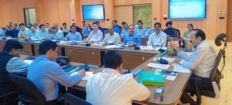 जीरो पावर्टी लक्ष्य: प्रत्येक गरीब को मिले योजनाओं का लाभ — मंडलायुक्त श्री दुबे