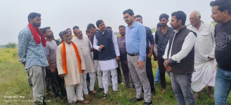 समथर — भारतीय जनता पार्टी किसान मोर्चा के जिला अध्यक्ष कृष्णचंद्र तिवारी ने बुधवार को उप जिलाधिकारी मोठ अबनीश तिवारी से मुलाकात कर क्षेत्र में बेमौसम बारिश से खराब हुई धान की फसल के खेतों का निरीक्षण कराया ।