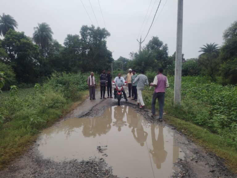 सदुपुरा से रेढर तक जर्जर सड़क बनी परेशानी का सबब, ग्रामीणों में उबाल”