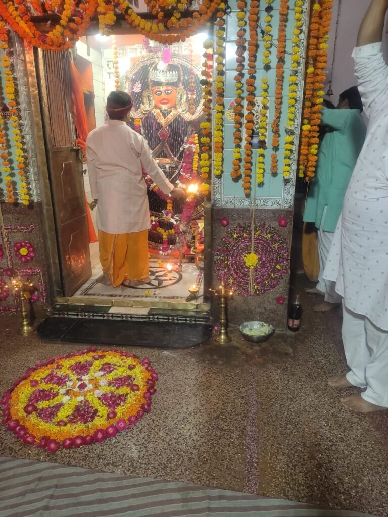 समथर – नगर के अग्गा बाजार स्थित प्राचीन श्रीहनुमानजी मंदिर पर परम्परा के अनुसार महाबीर दस्टोन उत्सव मनाया गया ।