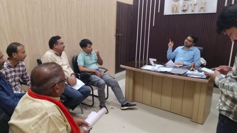 मोंठ: राजनीतिक दलों के प्रतिनिधियों के साथ एसडीएम मोंठ अवनीश तिवारी ने की बैठक, निर्वाचन आयोग की एसआईआर पर हुई विस्तृत चर्चा।