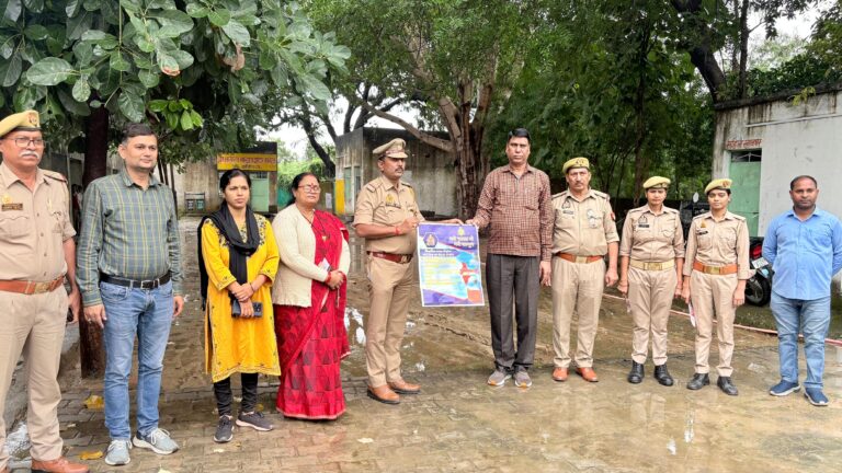 झांसी के ग्राम पूंछ में मिशन शक्ति फेस-5 के तहत छात्राओं को किया गया जागरूक