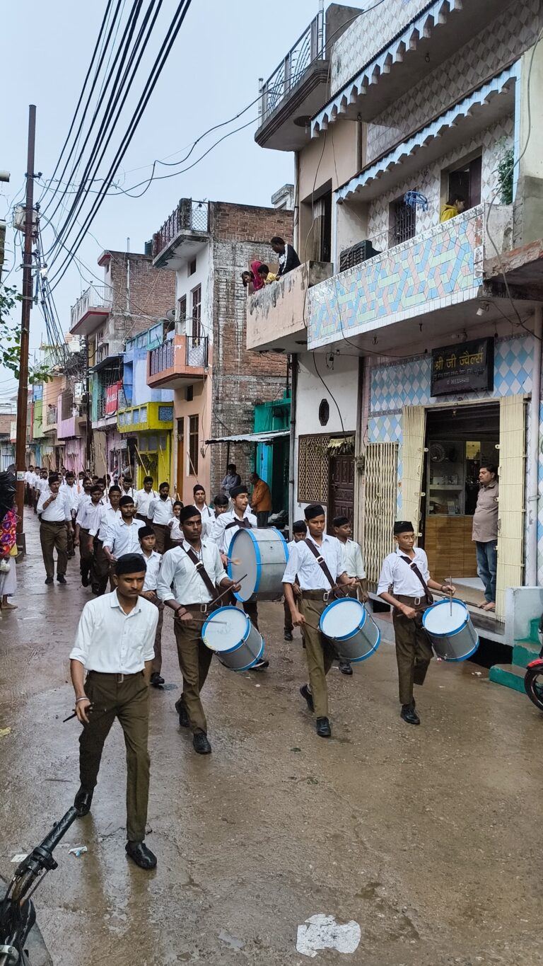 समथर — गुरुवार को नगर में राष्ट्रीय स्वयंसेवक संघ के कार्यकर्ताओं द्वारा पथ संचलन का आयोजन किया गया ।