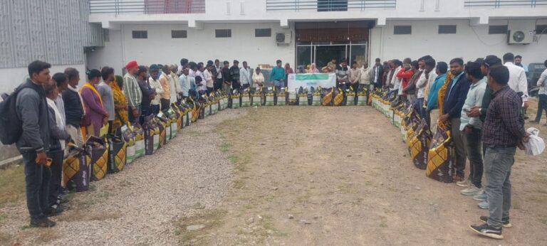 मौसम की मार झेल रहे किसानों के लिए झांसी में परमार्थ संस्था ने किया बीज वितरण