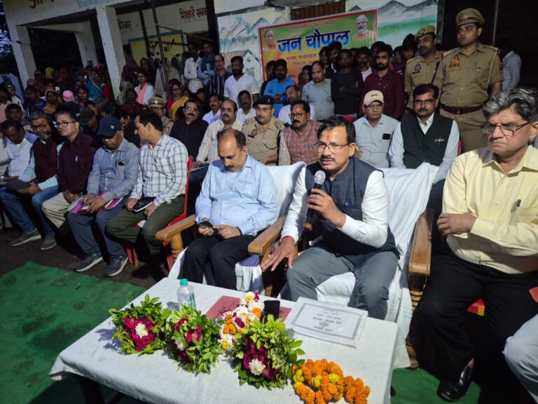 ग्राम चन्दरसी में रात तक डटे रहे अधिकारी – जिलाधिकारी ने जनचौपाल में सुनी जनता की हर बात