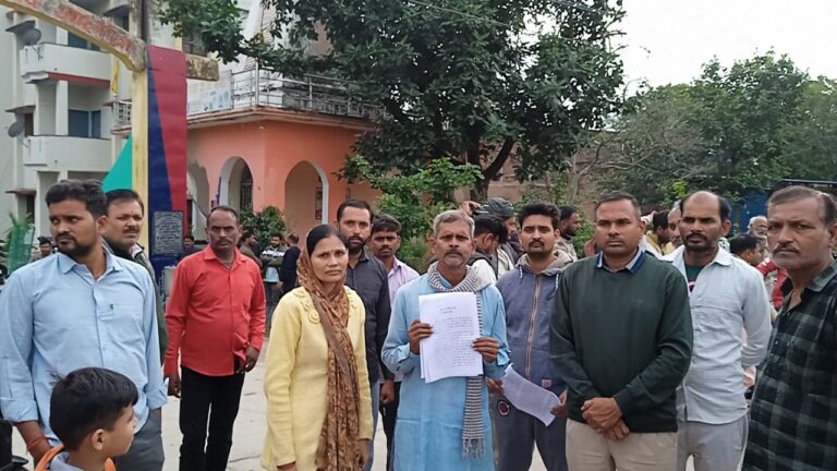 जालौन : गांव के बाहर तालाब का पानी ओवरफ्लो होकर आसपास खेतों में भर रहा है। जिससे फसल बर्बाद हो रही है। पानी की निकासी के लिए बनाया गया नाला मिट्टी से भर गया है।