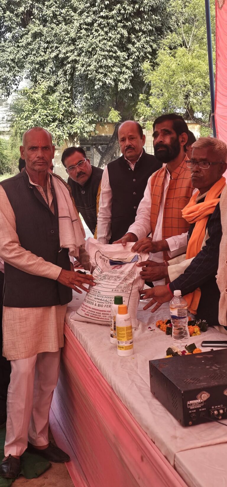 विकास खंड मोंठ में रबी कृषि मेला 2025-26 का भव्य आयोजन किया गया। मेले का शुभारंभ गरौठा विधायक जवाहर लाल राजपूत ने फीता काटकर एवं दीप प्रज्वलित कर किया।