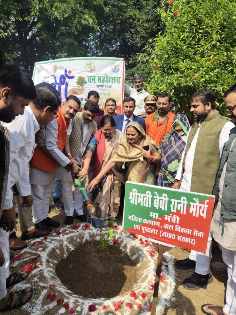 झांसी की प्रभारी मंत्री ने मोंठ रेंज में किया पौधारोपण, पर्यावरण संरक्षण का दिया संदेश
