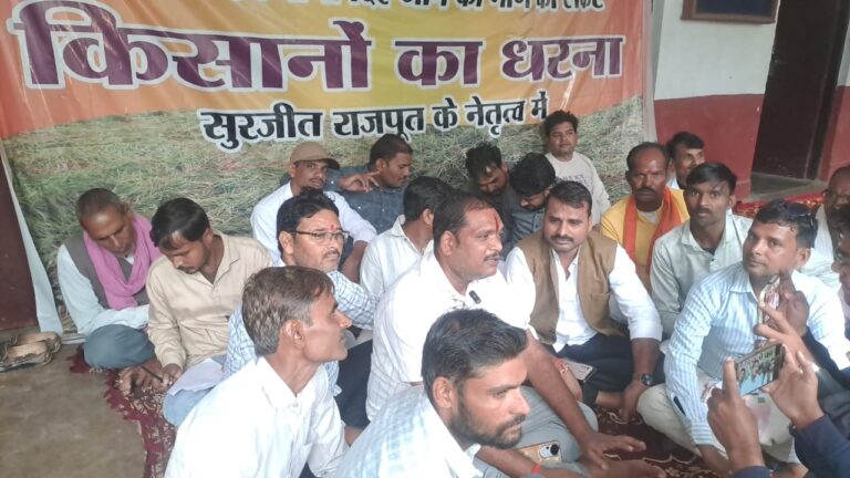 भारी बारिश से फसलों का नुकसान, मुआवज़ा और बीमा राशि दिलाने की मांग पर किसानों का अनिश्चित कालीन धरना शुरू