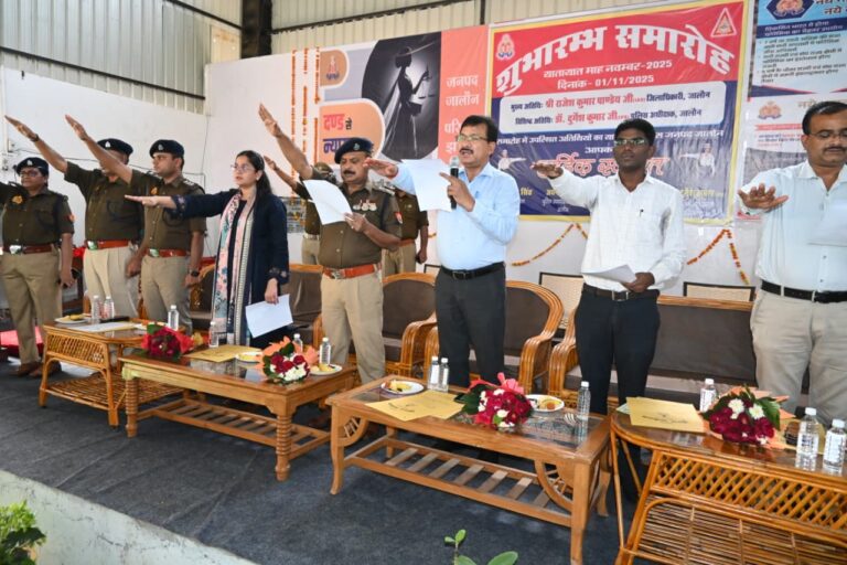 यातायात माह का शुभारंभ – जिलाधिकारी व पुलिस अधीक्षक ने दिलाई सुरक्षित यातायात की शपथ