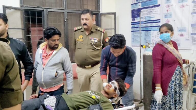 मोंठ:अज्ञात वाहन की टक्कर से बाइक सवार घायल, कोतवाल ने पहुंचाया अस्पताल।