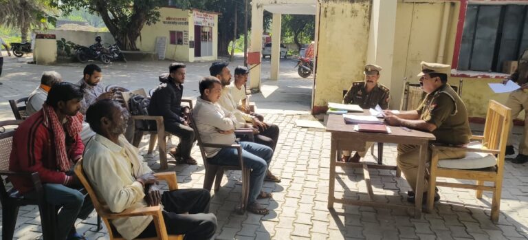 थाना शाहजहांपुर में थाना समाधान दिवस पर सुनी गई शिकायतें।