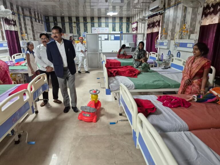 जिलाधिकारी ने जिला चिकित्सालय का किया औचक निरीक्षण, अनुपस्थित मिले कई चिकित्सक – दिए कड़ी कार्रवाई के निर्देश