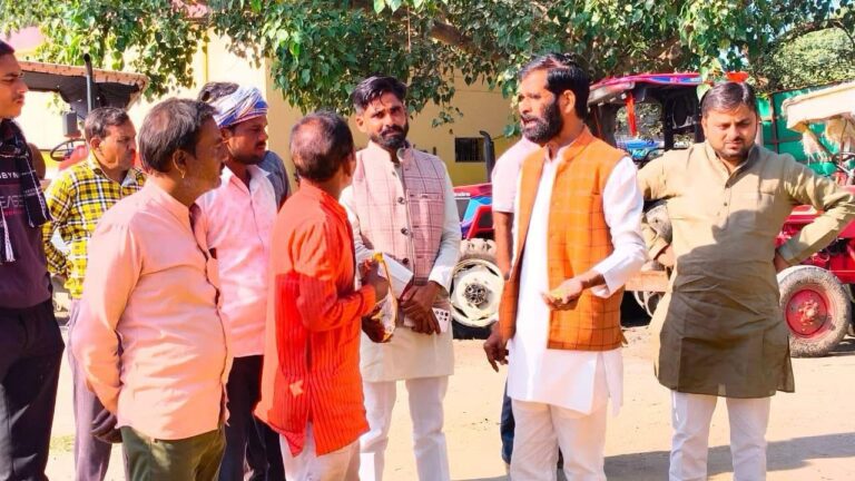 मोंठ–शनिवार को गरौठा विधायक जवाहरलाल राजपूत मोंठ गल्ला मंडी पहुँचे, जहाँ उन्होंने धान की खरीद को लेकर किसानों और व्यापारियों से बातचीत की।