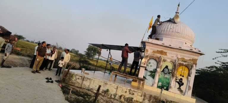 धार्मिक स्थलों से हटाए गए लाउडस्पीकर, मानक के विपरीत बजाने पर कार्रवाई। मोंठ और शाहजहांपुर पुलिस की कारवाई।