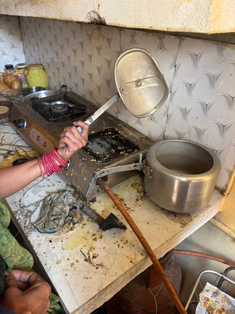 समथर — नगर के मोहल्ला नई बस्ती में खाना बनाते समय अचानक कुकर का ढक्कन फट जाने से महिला झुलस कर मामूली रूप से घायल हो गई ।