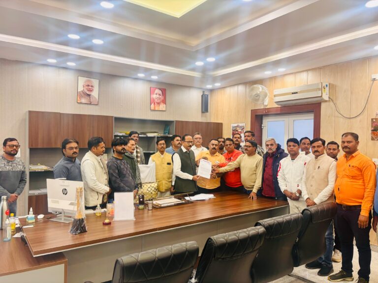 झांसी मंडलायुक्त को मंडल अध्यक्ष एस. के. भदौरिया के नेतृत्व में सौंपा ज्ञापन