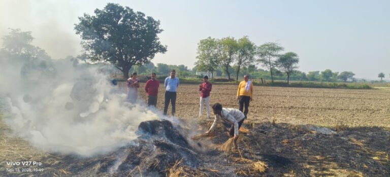 एसडीएम मोंठ अवनीश तिवारी ने चिरगांव के शिया गांव में खेत में जल रही पराली की सूचना पर खुद खेत पर पहुंचे और आग बुझवाई गई। किसान को अंतिम चेतावनी देकर छोड़ा।