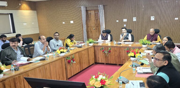 मुख्यमंत्री आवास योजना में लापरवाही पर तीन बीडीओ को नोटिस, सीडीओ ने दी कड़ी चेतावनी