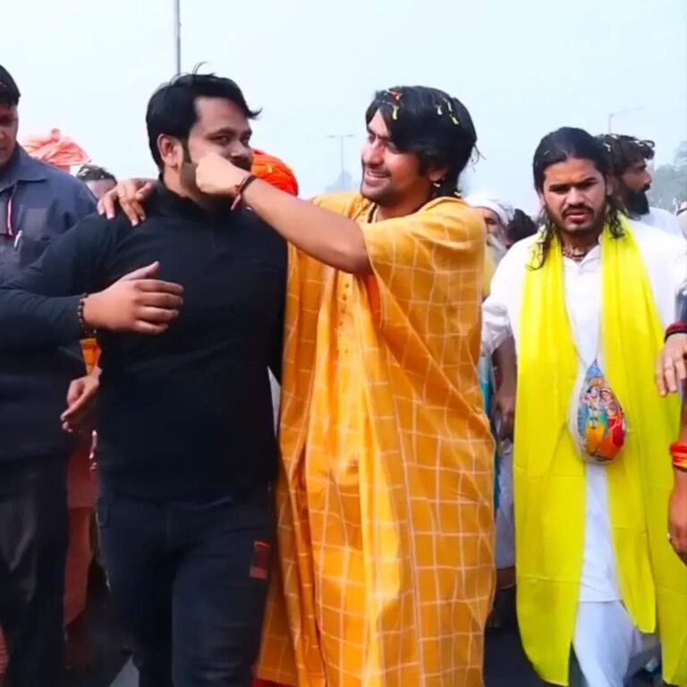 मथुरा:  मथुरा में आयोजित हिंदू सनातन पदयात्रा में मोंठ के युवक शीतल सविता को बागेश्वर धाम के पीठाधीश्वर पंडित धीरेन्द्र कृष्ण शास्त्री का विशेष आशीर्वाद प्राप्त हुआ।