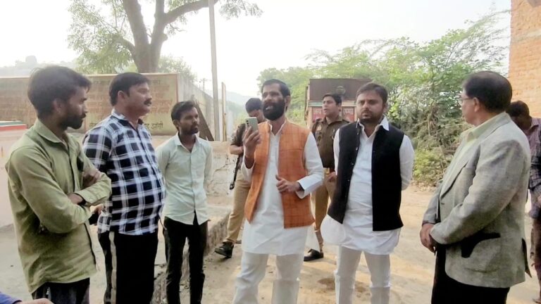 मोंठ के दासना गांव में अवैध हैवी ब्लास्टिंग से दहशत: स्कूल में गिरे पत्थर, मौके पर पहुंचे विधायक ने अधिकारियों को लगाई कड़ी फटकार