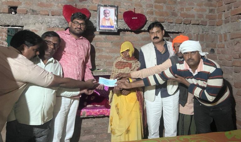 मोंठ के कुम्हरार में पहुंचे सपा प्रतिनिधि,परिजनों को दी एक लाख रुपए की आर्थिक सहायता, किसान ने किया था सुसाइड