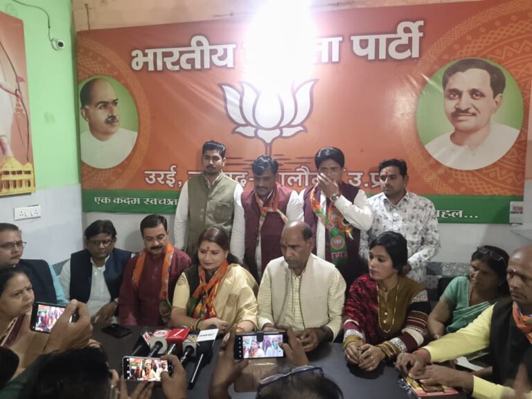 भाजपा की जीत पर मिठाई वितरित