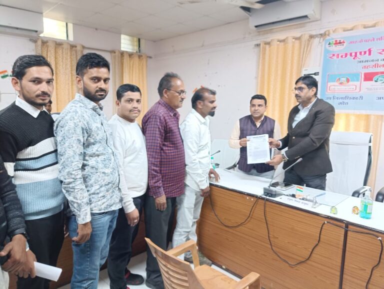 मोंठ तहसील में लेखपाल संघ का धरना प्रदर्शन, 8 सूत्रीय मांगों को लेकर ज्ञापन सौंपा