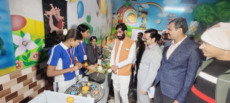 मोंठ–कस्बा के ओसियन पब्लिक स्कूल में वार्षिकोत्सव बड़े उत्साह और पारंपरिक उमंग के साथ मनाया गया।