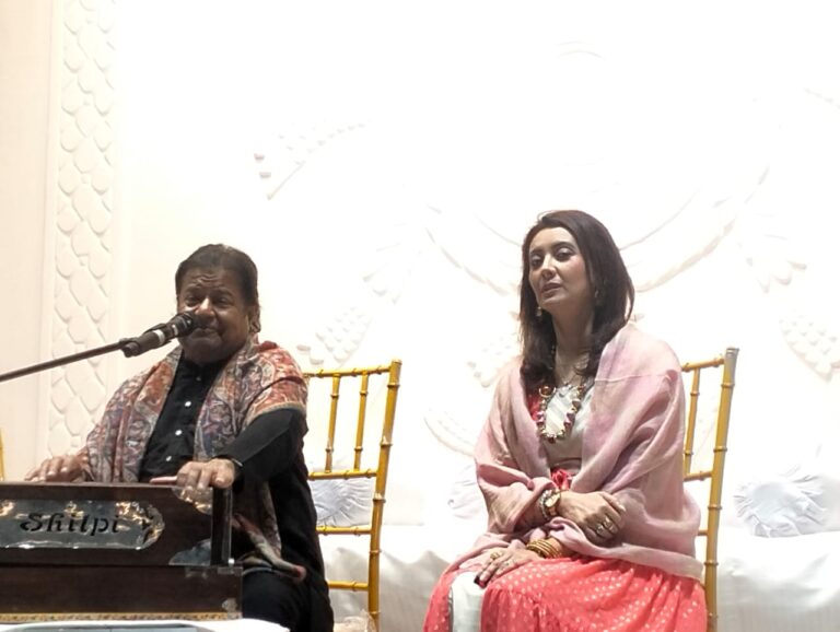 अनूप जलोटा के भजनों पर झूमे लोग