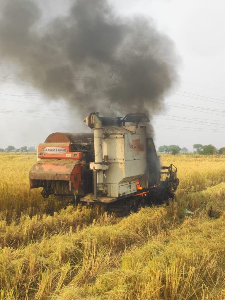 मोंठ के भरोसा में कटाई करते समय एक चैन हार्वेस्टर में लगी आग। मची अफरा तफरी।