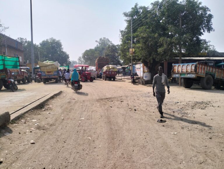 मंडी समिति की सड़क खराब