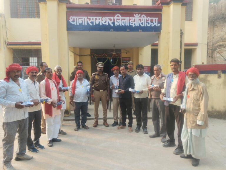 समथर — थाना समथर में थानाध्यक्ष ने क्षेत्र के चौकीदारों के साथ रात्रि गस्त को लेकर एक बैठक की एवं रात्रि गस्त के लिये टॉर्च,सीटी आदि वितरित किये ।