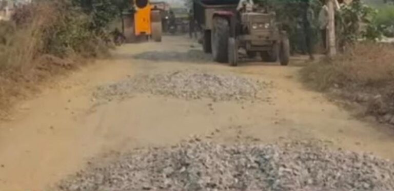 25 लाख की सड़क 10 दिन में ही उखड़ी, ग्रामीणों का गुस्सा फूटा