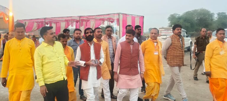 पूंछ (झांसी): झांसी के कस्बा पूंछ में गायत्री परिवार शाखा पूंछ द्वारा आयोजित 108 कुण्डीय राष्ट्रीय शौर्य समृद्धि गायत्री महायज्ञ शुक्रवार को भव्य कलश यात्रा के साथ प्रारंभ हो गया।