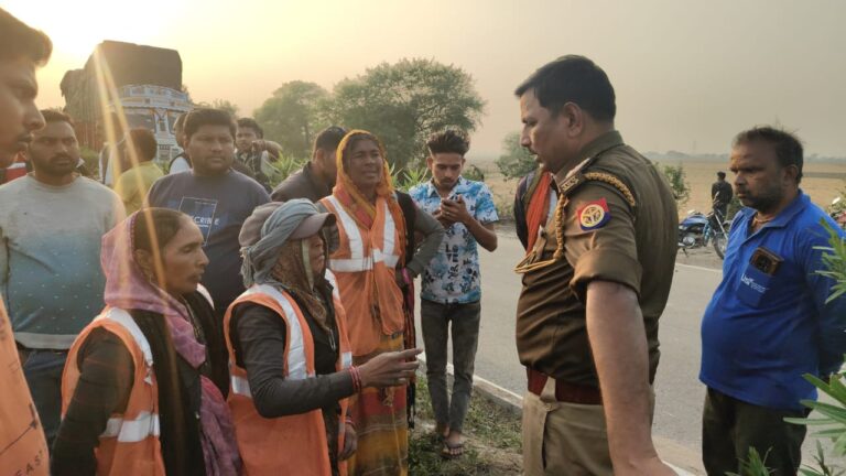 रोडवेज बस ड्राइवर की लापरवाही से डिवाइडर पर काम कर रही महिला की मौत, तीन घायल — पुलिस अधिकारी मौके और अस्पताल पहुँचे